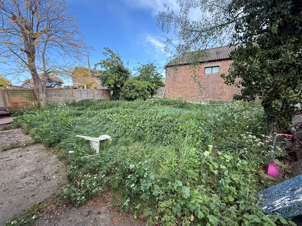 Lot: 136 - FOUR-BEDROOM DETACHED HOUSE FOR REPAIR AND MODERNISATION - Garden with brick wall